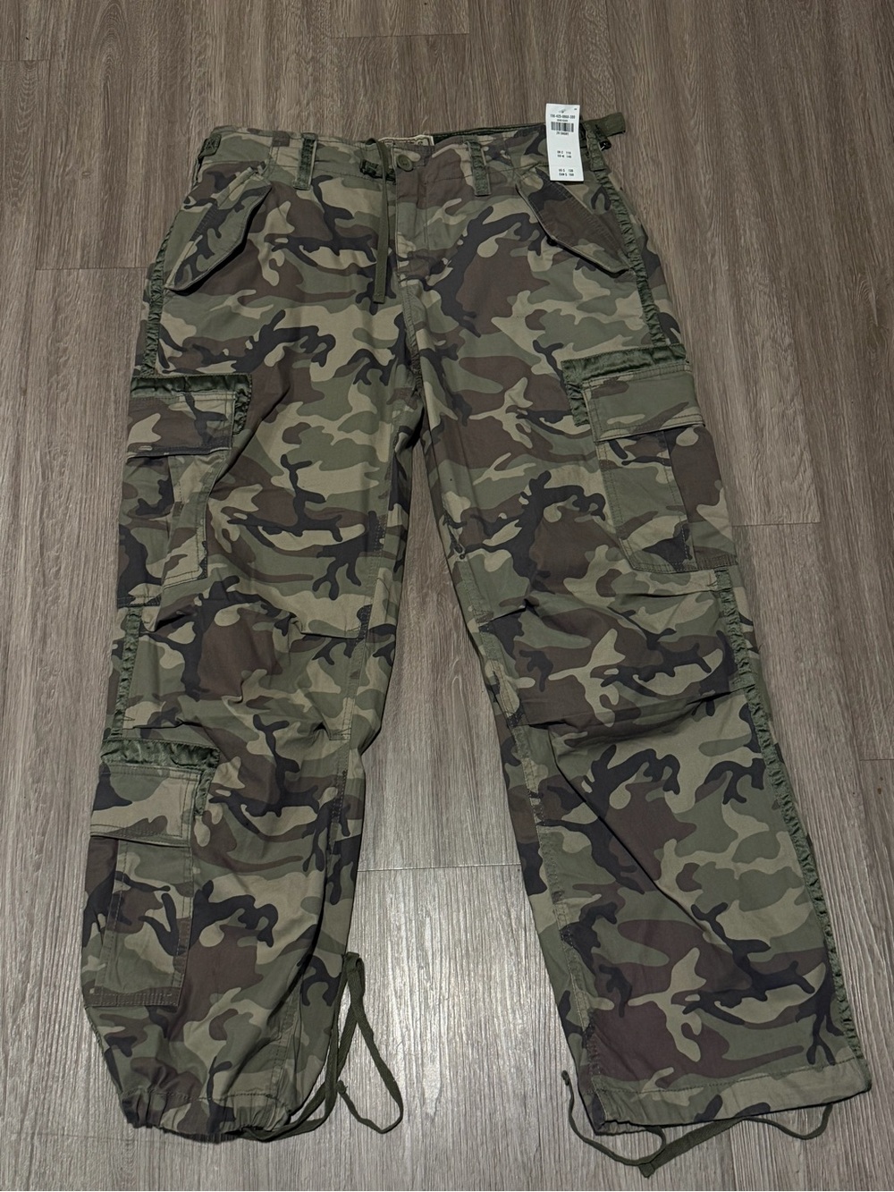 Vintage Abercrombie Men's Camo Paratrooper Cargo Pants Size S 29 NEW